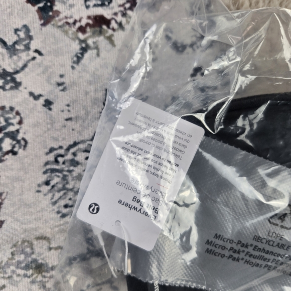 Lululemon Everywhere Belt Bag Black with Silver Hardware NWT in BAG LU9AX2S - Picture 3 of 5
